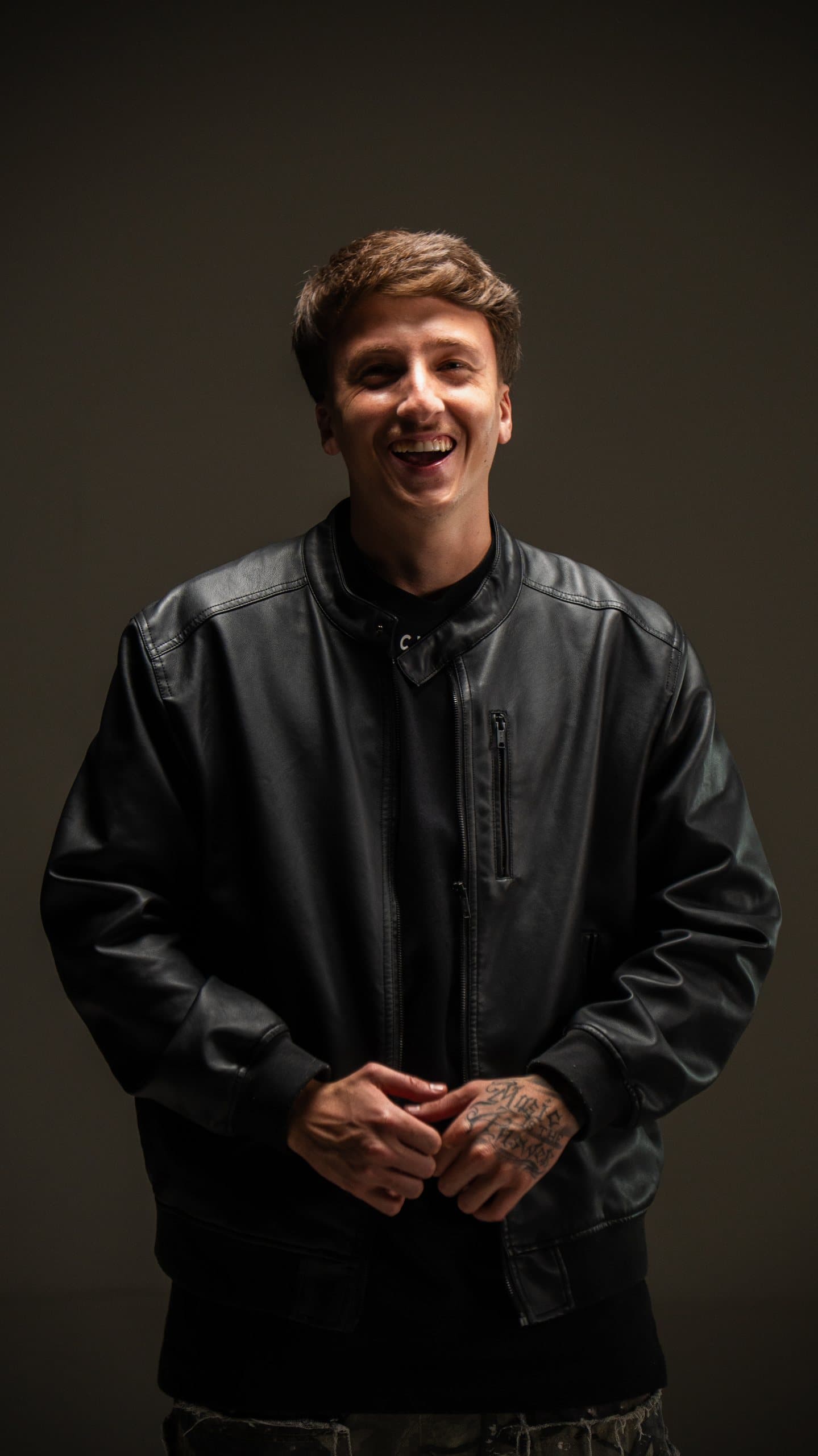 Stizi sorrindo, de jaqueta de couro