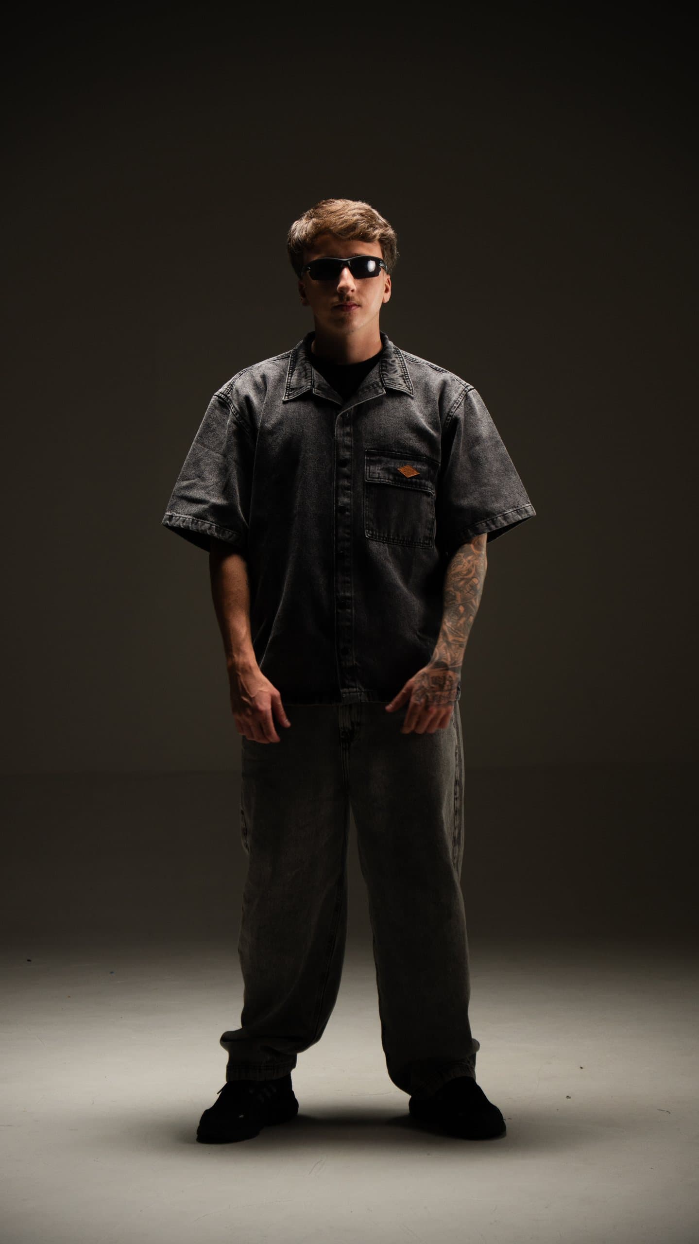 Stizi de corpo inteiro, de camisa jeans